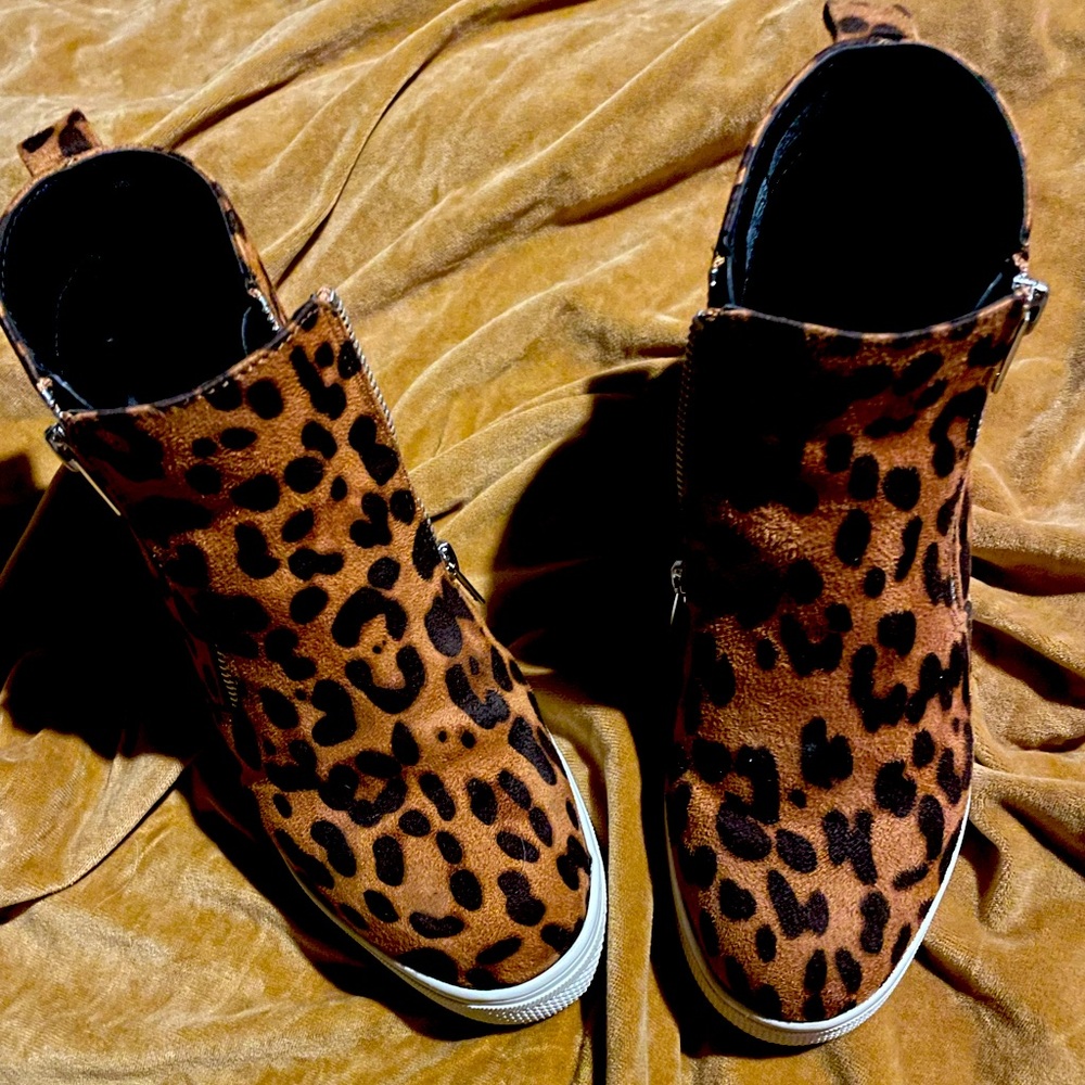 Time & Tru Wedge Shoes, Suede, Leopard Print.